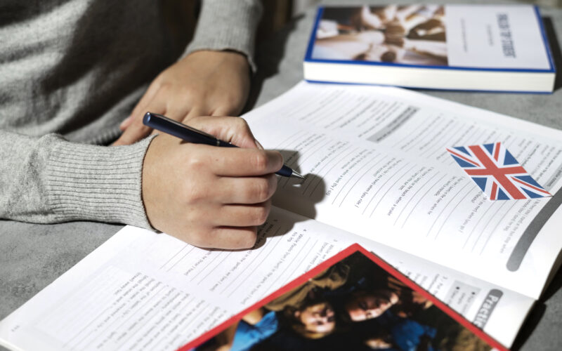 Chevening Scholarships 2026–2027 offer full funding for UK master’s degrees, covering tuition, living, travel, visa, and allowances.